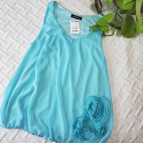 Peridot Tops - NWT Light Blue Flower Tank Top